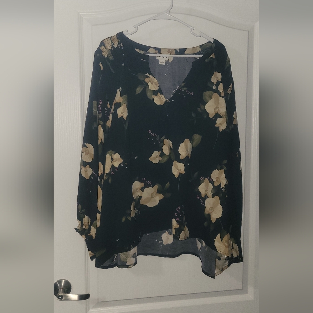 Ava & Viv Black and Tan Peter Pan Collar Blouse